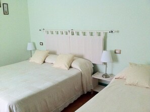 Bureau, lits bébé (gratuits), Wi-Fi gratuit, draps fournis