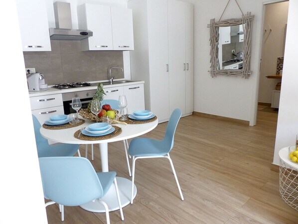 Fridge, oven, stovetop, coffee/tea maker
