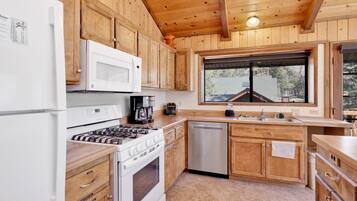 Casa, várias camas, varanda, vista para a montanha (1057) | Cozinha privada | Cafeteira/chaleira