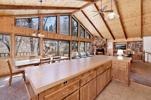 House, Multiple Beds, Patio, Mountain View (1057) | Private kitchen