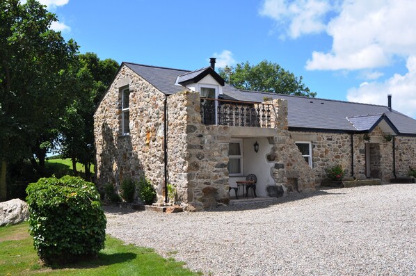 Sunrise Cottage | 2 bedrooms, individually decorated, individually furnished - The Barn at Cae Bach (Holyhead)