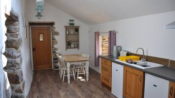 Sunset Cottage | Private kitchen | Fridge, microwave, oven, stovetop