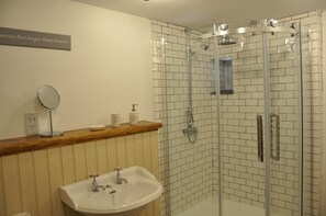 Sunset Cottage | Banheiro | Chuveiro, chuveiro com efeito de chuva, secador de cabelo