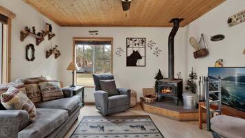 House, Multiple Beds, Patio, Mountain View (1079) | Living area | Fireplace