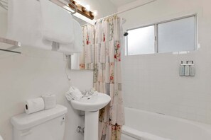 Casa, letti multipli, patio, vista montagna (1079) | Bagno | Set di cortesia firmato, asciugamani, carta igienica