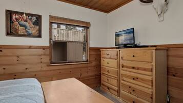 House, Multiple Beds, Patio, Mountain View (1079) | 2 bedrooms, individually decorated, individually furnished, bed sheets