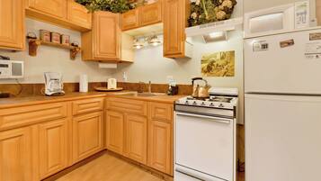 House, Multiple Beds, Patio, Mountain View (1079) | Private kitchen | Coffee/tea maker