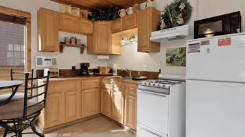 Casa, varias camas, patio, vistas a la montaña (1079) | Cocina privada | Cafetera o tetera