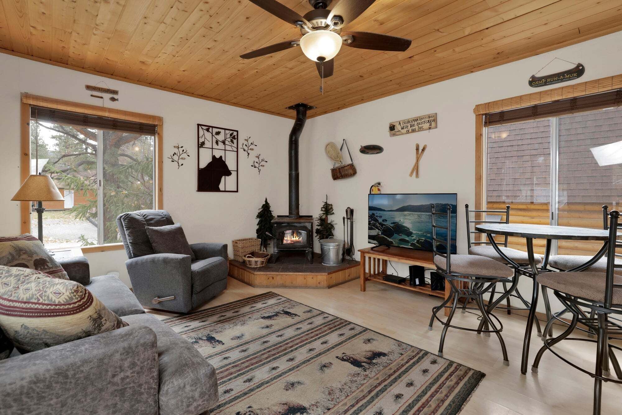 House, Multiple Beds, Patio, Mountain View (1079) | Living area | Fireplace