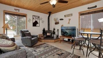 House, Multiple Beds, Patio, Mountain View (1079) | Living area | Fireplace