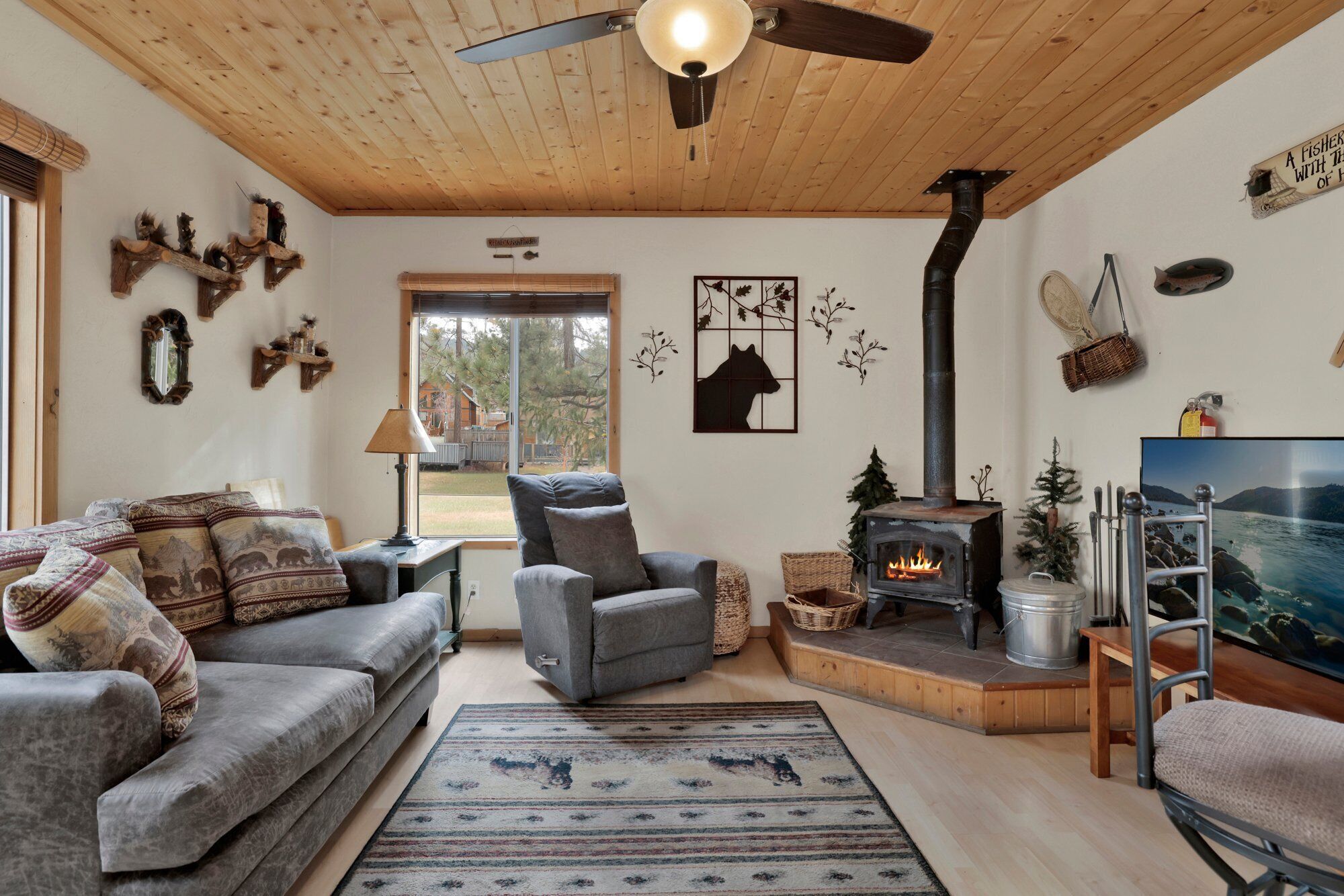 House, Multiple Beds, Patio, Mountain View (1079) | Living area | Fireplace