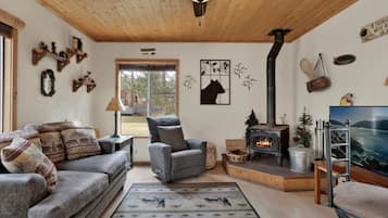 Casa, varias camas, patio, vistas a la montaña (1079) | Zona de estar | Una chimenea