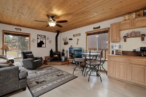 House, Multiple Beds, Patio, Mountain View (1079) | Living area