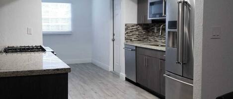 Mikrowelle, Geschirrspüler, Kochgeschirr/Geschirr/Besteck