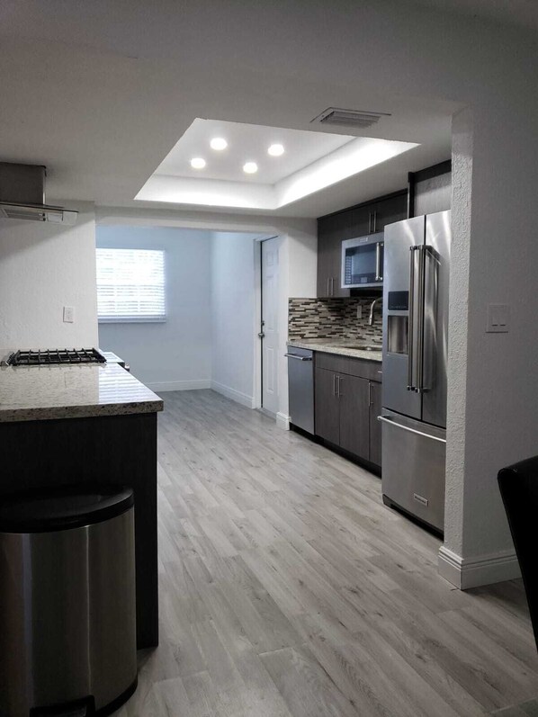 Mikrowelle, Geschirrspüler, Kochgeschirr/Geschirr/Besteck