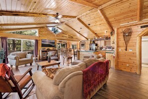 獨棟房屋, 多張床, 熱水浴缸, 部分海景 (1085) | 起居區 | 壁爐