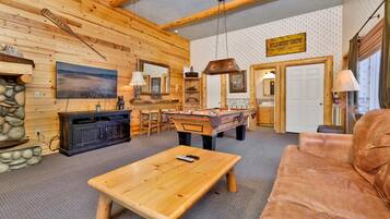 獨棟房屋, 多張床, 熱水浴缸, 部分海景 (1085) | 起居區 | 壁爐