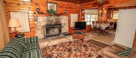 House, Multiple Beds, Balcony, Mountain View (1089) | Living area | Fireplace