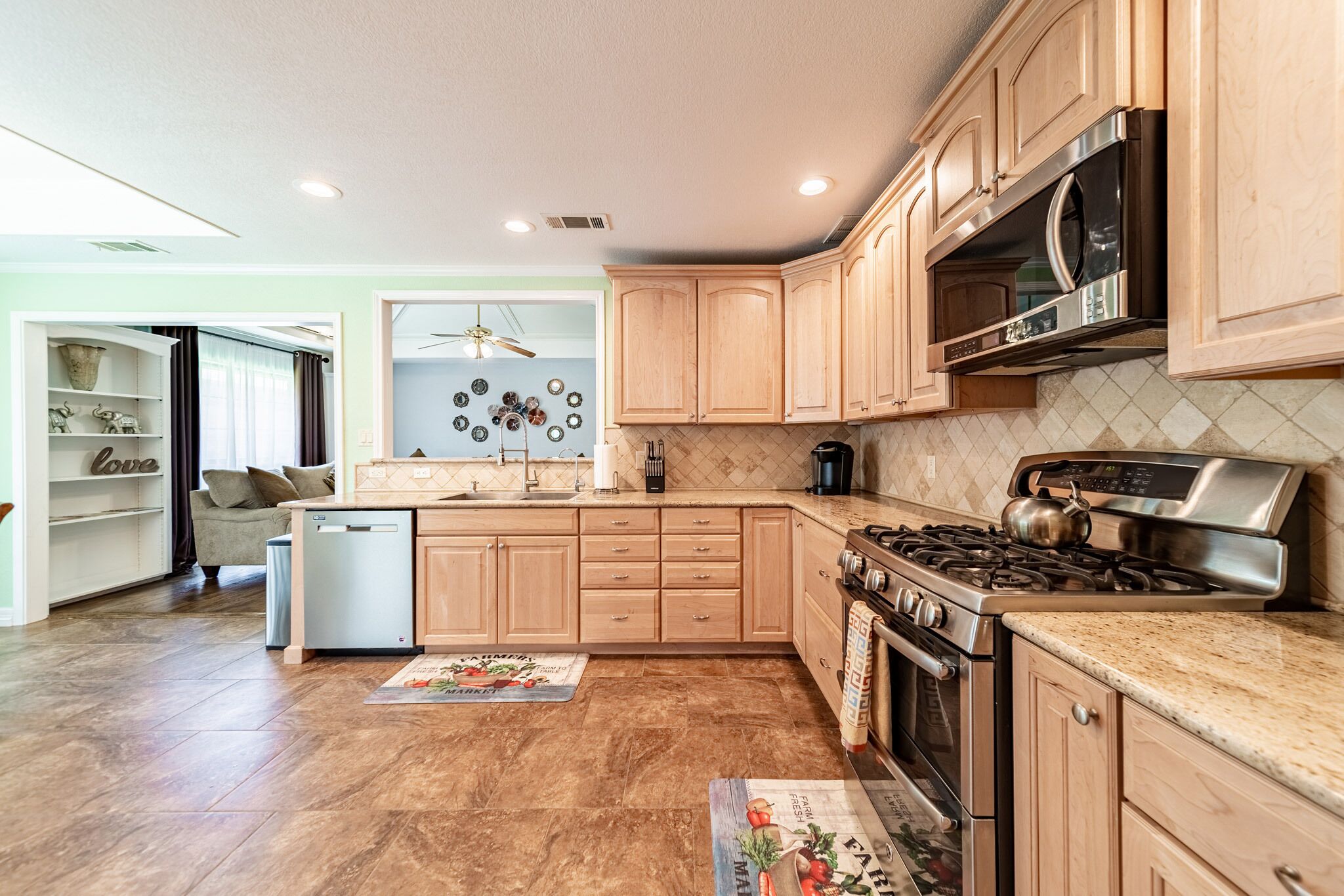 Kjøleskap, mikrobølgeovn, ovn og kokeplater