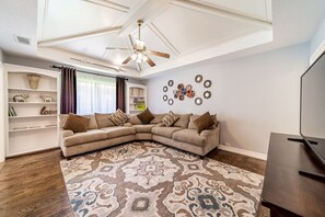 Smart TV, fireplace, books - Beautiful home in West Plano (Plano)