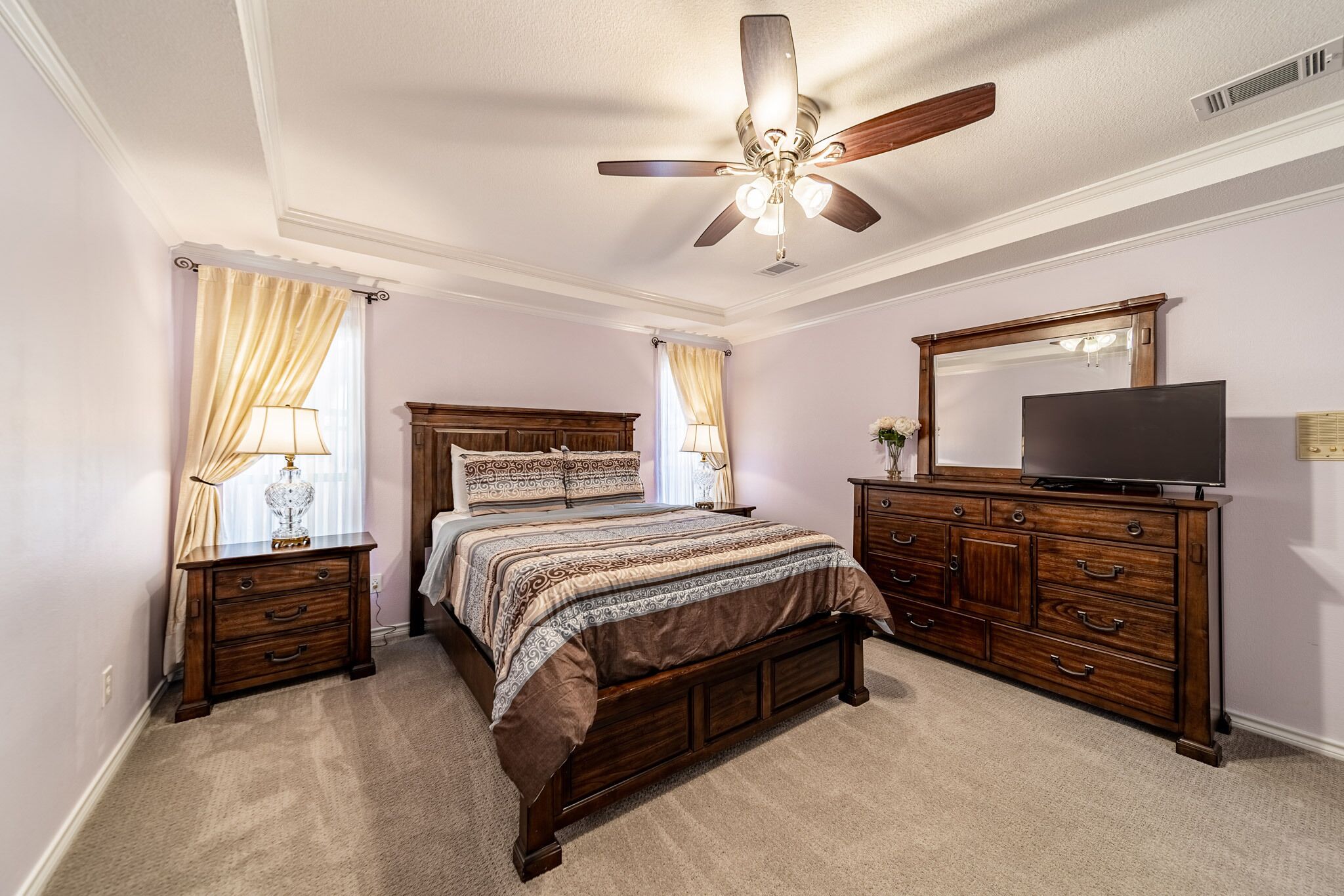 4 bedrooms, desk, iron/ironing board, travel cot