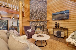 House, Multiple Beds, Hot Tub, Mountain View (1120) | Living area | Fireplace