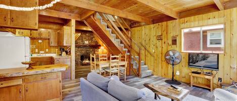 House, 2 Queen Beds, Balcony, Mountain View (1154) | Living area | Fireplace