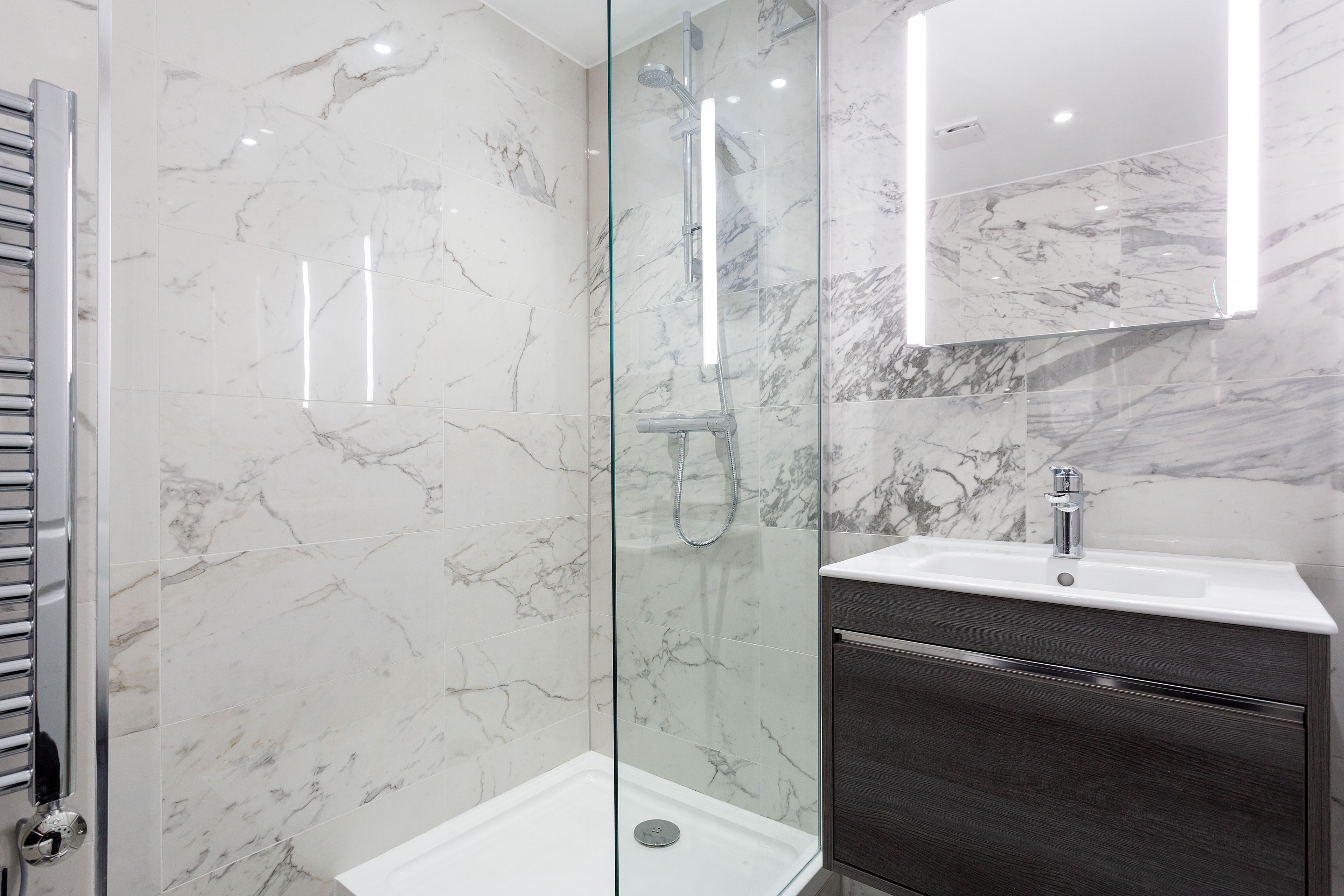 時尚公寓 | 浴室 | 淋浴設備、免費盥洗用品、吹風機、毛巾