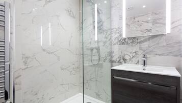 Departamento de diseñador | Baño | Regadera, amenidades de baño gratuitas, secadora de cabello, toallas