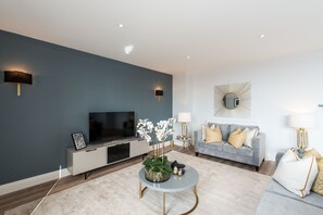 Apartamento superluxo, 4 quartos | Área de estar | TV