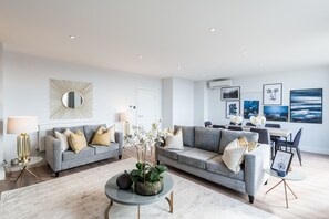 Luxury Apartment, 4 Bedrooms | Living area | TV - The Carlyle - Elegant Serviced Apartments (London)