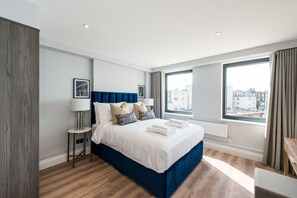 Luxury Apartment, 4 Bedrooms | Premium bedding, iron/ironing board, free WiFi, bed sheets - The Carlyle - Elegant Serviced Apartments (London)