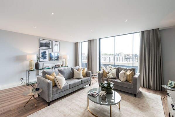 Superior Apartment, 4 Bedrooms | Living area | TV - The Carlyle - Elegant Serviced Apartments (London)