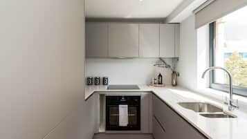 Full-size fridge, microwave, oven, stovetop