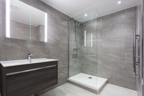 Apartamento, 3 quartos | Banheiro | Chuveiro, produtos de toalete grátis, secador de cabelo 