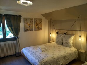 트리플룸 | 각각 다른 스타일의 인테리어, 각각 다르게 가구 비치, 책상, 암막 커튼