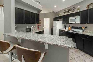 Kjøleskap, mikrobølgeovn, ovn og oppvaskmaskin