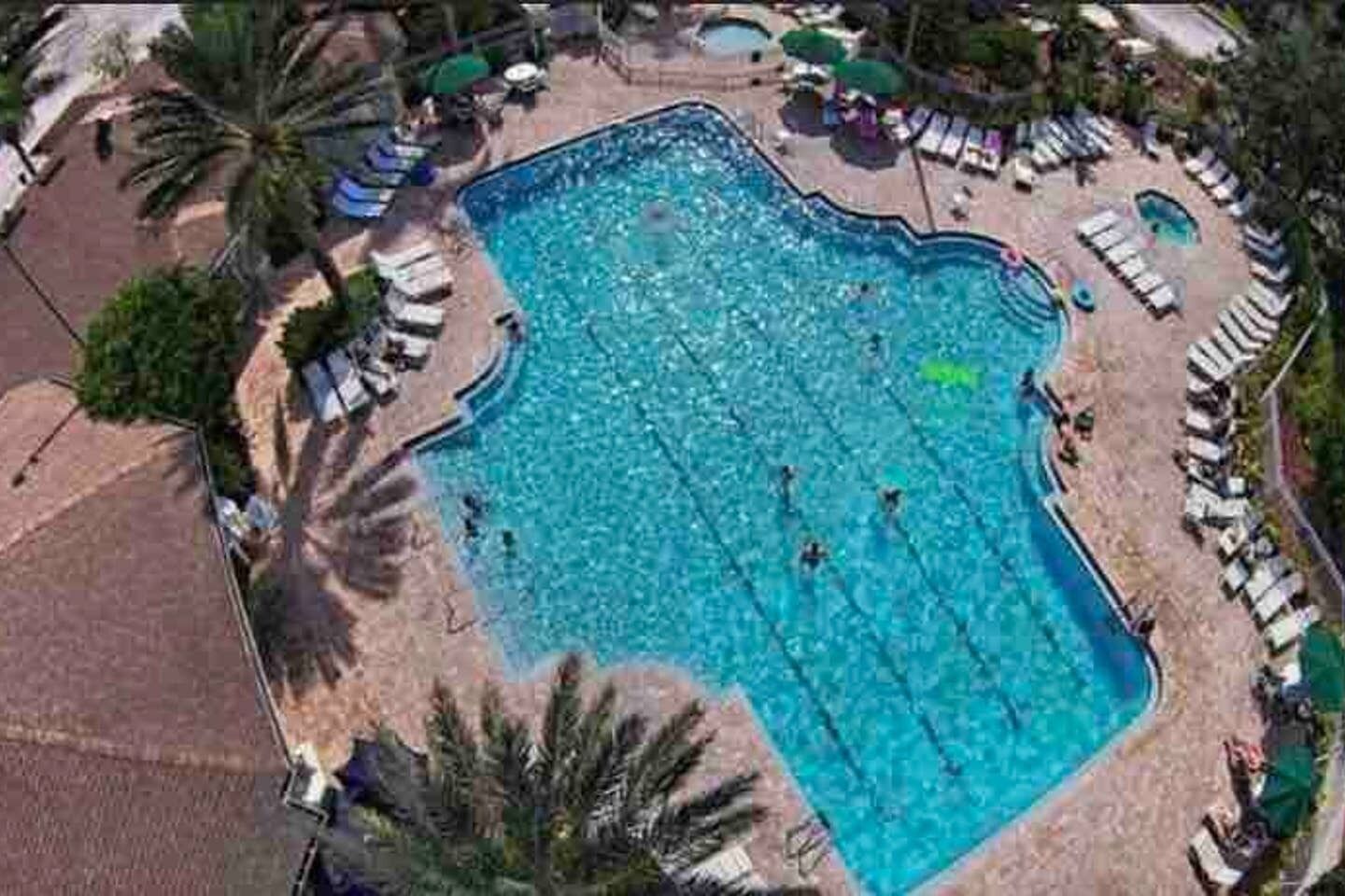 Alberca al aire libre y alberca climatizada