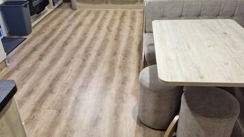 Smart-tv, eldstad och dvd-spelare