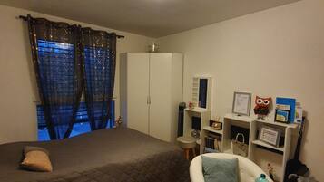 1 bedroom, iron/ironing board, travel cot, WiFi