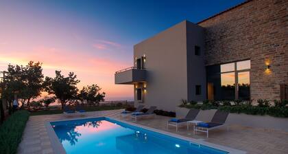 HOCHWERTIGE VILLA MIT AUSSERGEWÖHNLICHER AUSSICHT UND VOLLSTÄNDIGER DATENSCHUTZ