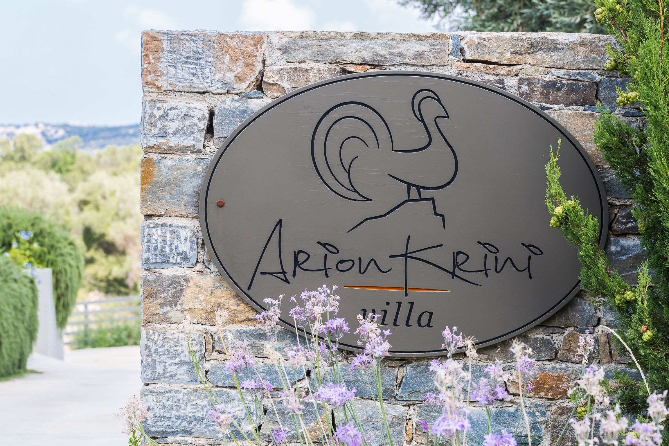 Letrero de la villa Arion Krini con un diseño estilizado de carnero.