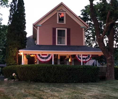 Perfectly located 1890's Guest House