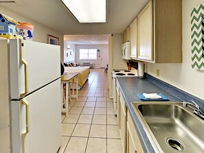 Fridge, microwave, coffee/tea maker, cookware/dishes/utensils - 124 Sea Breeze - Island Time (Port Aransas)