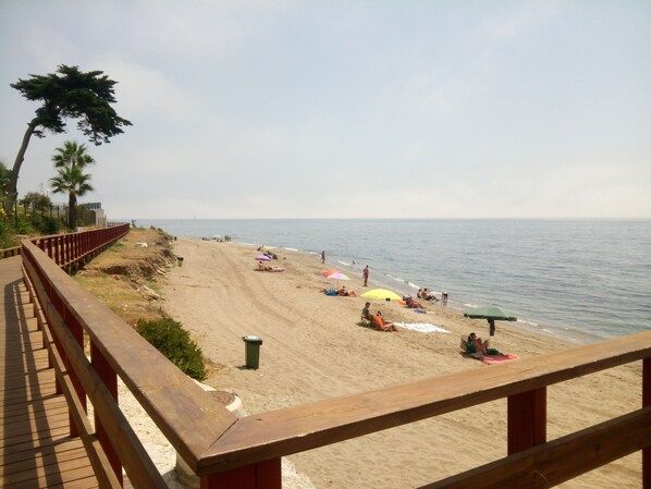 Chaises longues, serviettes de plage