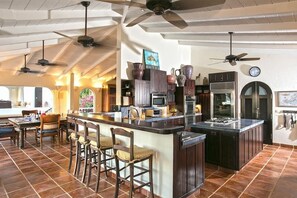 ثلاجة، ميكروويف، فرن، موقد طهي مسطح