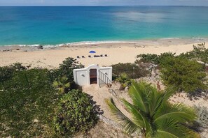 على الشاطئ، كراسي للتشمس، مناشف للشاطئ