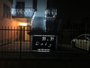 A gated entrance with a sign reading "B&B Delly" and a contact number. - Dely B&B (Arquata Scrivia)