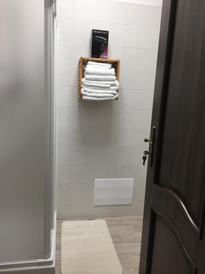 Shower, rainfall showerhead, free toiletries, hair dryer