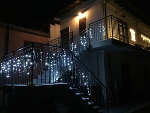 Una escalera decorada con luces de cadena.